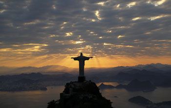这是8月2日在巴西里约热内卢拍摄的日出时分的耶稣基督像.