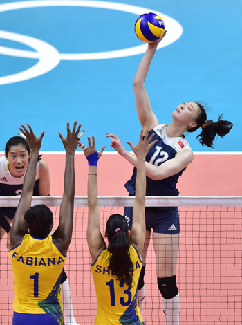8月16日,在2016年里约奥运会女子排球四分之一决赛中,中国队以3比2