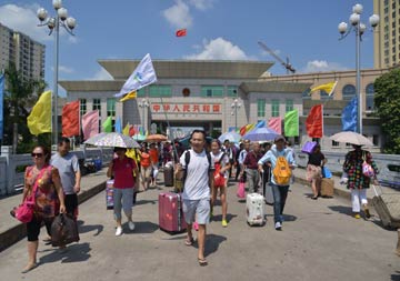 游客从东兴口岸出境,赴越南等东盟国家旅游.陈义才 摄