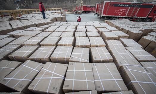 村主任刘强东的新年祝福:十几车年货送进村