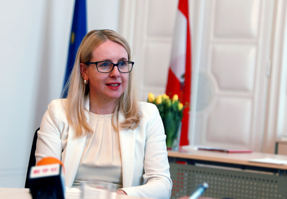 4月4日,奥地利数字与经济事务部长玛格丽特·施兰伯克在维也纳接受