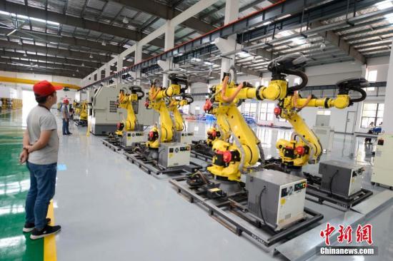 8月3日，长沙，众多机器人在厂房内集体跳舞。这些机器人由长泰机器人研制，兼具高速度与高精度双重优点及灵活的机械手腕，是一款低成本高性能的六轴轻型机器人，重复定位精度可达0.05毫米。<a target='_blank' href='http://www.chinanews.com/'>中新社</a>记者 杨华峰 摄