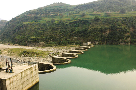 河南省嵩县的汝河上修建的水电站拦河坝.新华社记者 王颂   摄