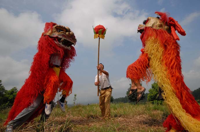 贵州锦屏村民高台舞狮庆奥运2