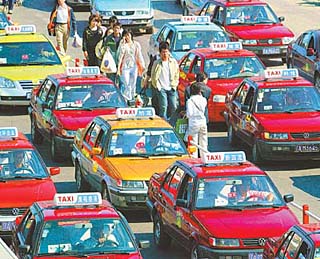 不同城市出租车司机停运的理由大同小异:出租