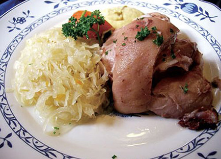 德国名菜酸菜配猪蹄 德国咸猪手的正宗烹制做法