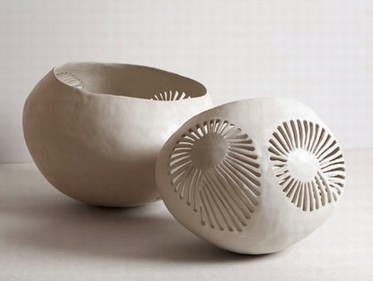 灵感来自中国和日本的陶瓷作品和工艺,并且融入了自己的独特创意.