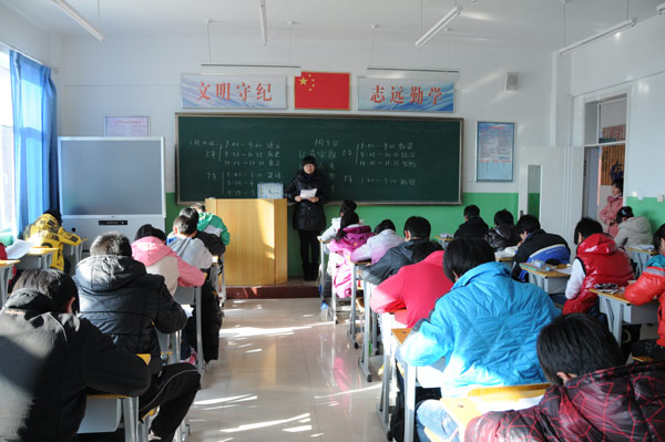 经安中学:学生在明亮的教室读书 新华社--经济