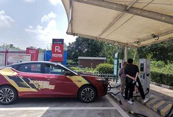 出行高峰期跑长途 新能源汽车“充电焦虑”如何化解