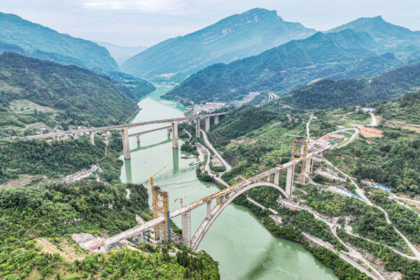 渝湘高铁黄草乌江双线大桥进入桥面施工阶段