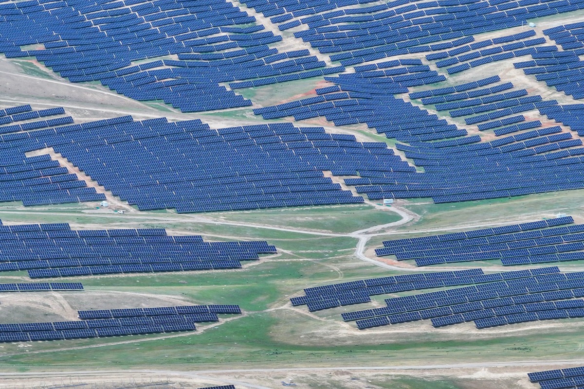 新疆：“牧光互补”模式助力光伏产业绿色低碳发展