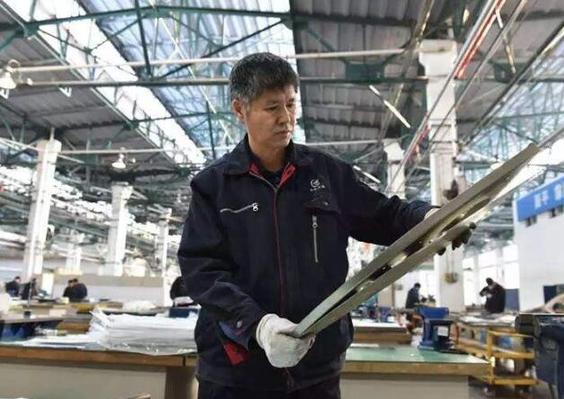 飞机钣金工陈炳东：30多年破解300多项技术难题